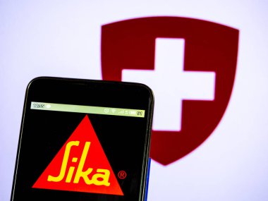 Bu fotoğraf resimde bir Sika AG logosu görülen bir s