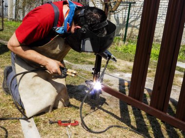 Adam çelik kapı metal mandal kaynaklı.