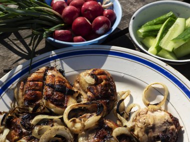 Izgara tavuk uyluk ve taze organik turp