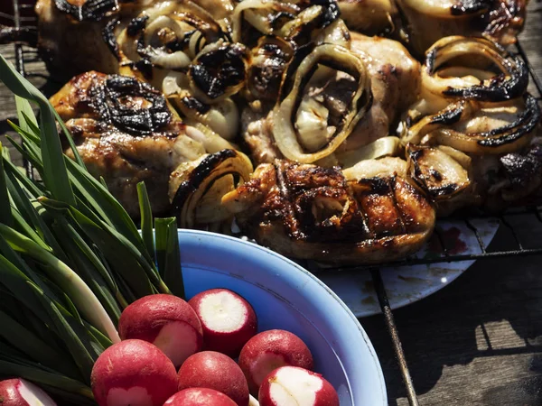 Gegrilde kippen dij en verse biologische radijs — Stockfoto