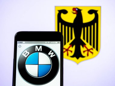 Bu fotoğraf resimde bir Bayerische Motoren Werke (BMW) logosu
