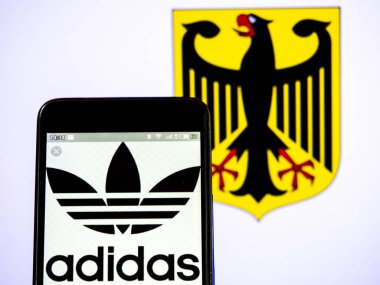 Bu fotoğraf resimde bir adidas AG logosu görüldüğü görüldü