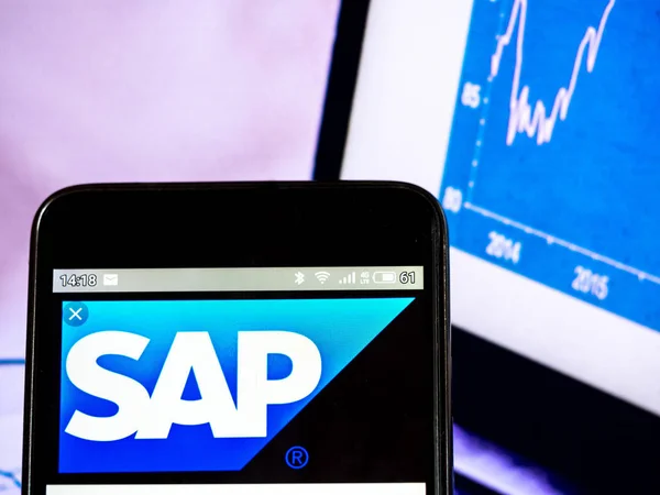 Nesta foto ilustração um logotipo do SAP SE exibido em uma sma — Fotografia de Stock