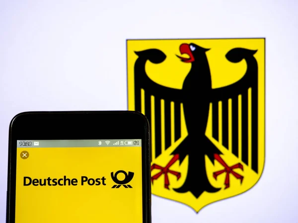 У цій фотографії ілюстрації Deutsche Post логотип бачили відображається — стокове фото