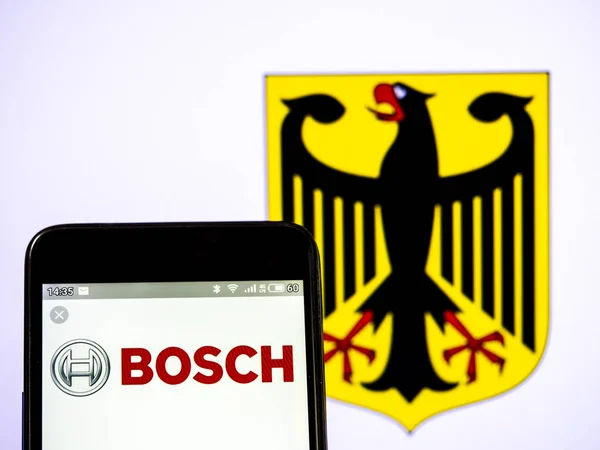 I denna bild illustration en Bosch logo typ sett visas på en SMA — Stockfoto