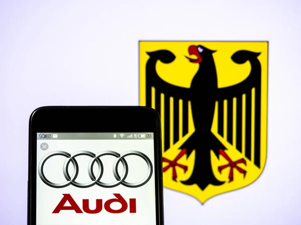 У цій фото ілюстрація Audi AG логотип видно відображається на — стокове фото
