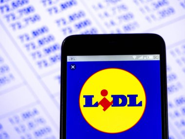 Bu fotoğraf resimde bir Lidl logosu görülen bir akıllı görüntülenir