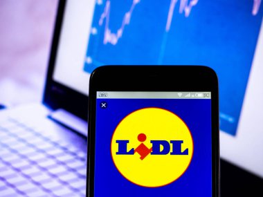 Bu fotoğraf resimde bir Lidl logosu görülen bir akıllı görüntülenir