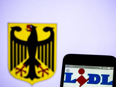 Bu fotoğraf resimde bir Lidl logosu görülen bir akıllı görüntülenir