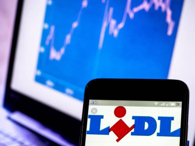 Bu fotoğraf resimde bir Lidl logosu görülen bir akıllı görüntülenir