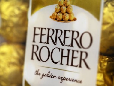 Mağaza raf Ferrero Rocher prim çikolata.