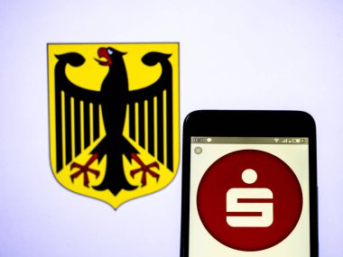  Bu fotoğraf resimde bir Sparkassen-Finanzgruppe logosu görüldü 