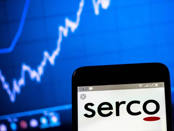 이 사진 그림에서 Serco 그룹 plc 로고가 표시 된 displaye — 스톡 사진