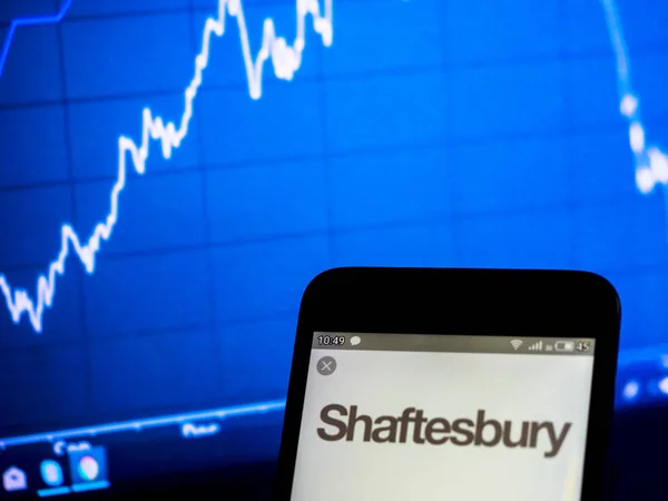 In deze foto illustratie een Shaftesbury PLC logo gezien Displayer — Stockfoto