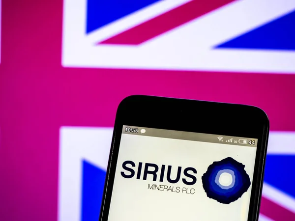 En esta ilustración de la foto un logotipo de Sirius Minerals plc visto disp — Foto de Stock