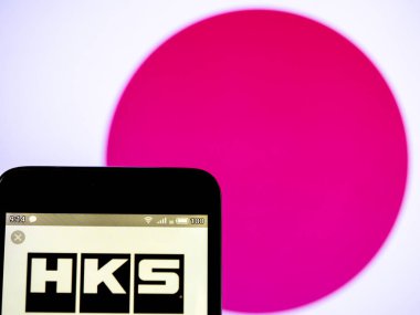 Bu fotoğraf resimde bir HKS Co. Ltd logosu görüldüğü görüldü