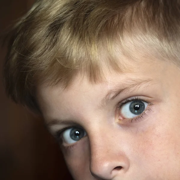 Крупный план портрета кавказского мальчика — стоковое фото