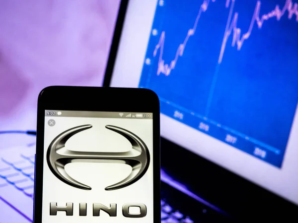 Nesta foto ilustração um Hino Motors, Ltd. logotipo visto exibição — Fotografia de Stock
