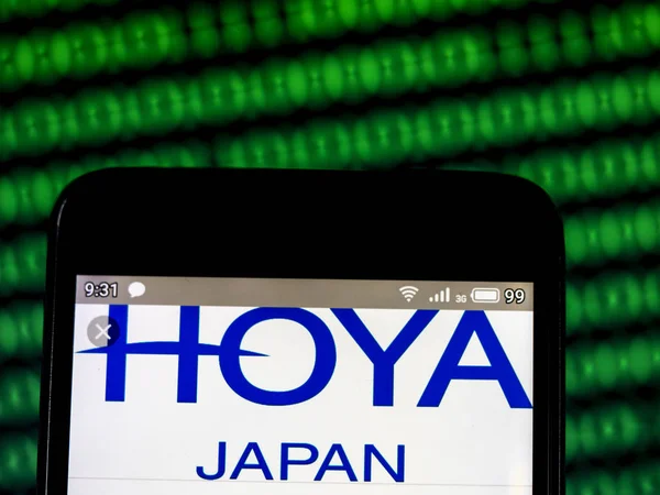 Nesta foto ilustração um logotipo Hoya Corporation visto exibir — Fotografia de Stock