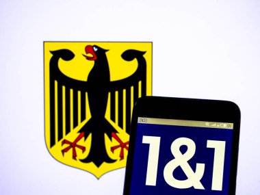Bu fotoğraf resimde bir 1 & 1 Ionos logosu görüldüğü görüldü 