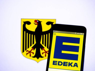 Bu fotoğraf resimde bir Edeka Zentrale logosu görüldüğü görüldü