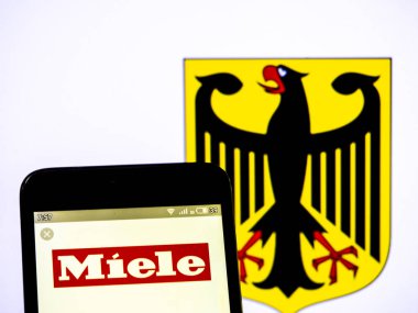 Bu resimde gösterilen bir Miele & Cie. KG logosu görüldü