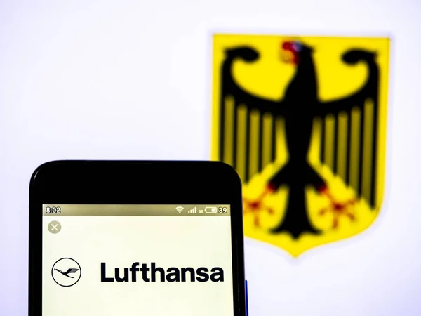 I denna bild illustration en Deutsche Lufthansa AG logo ses dis — Stockfoto