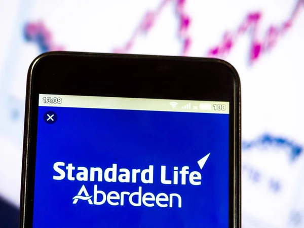 In deze foto illustratie ziet u een standaard Life Aberdeen PLC-logo — Stockfoto