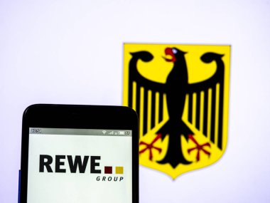 Bu fotoğraf illüstrasyonunda, bir Rewe Group logosu