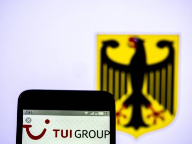 Bu fotoğraf illüstrasyonunda, bir Tui Group logosu 