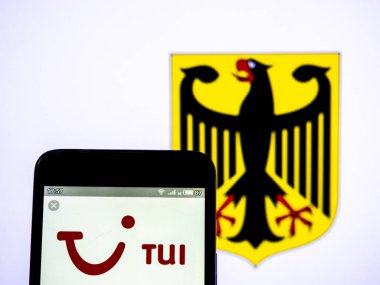 Bu fotoğraf illüstrasyonunda, bir Tui Group logosu 