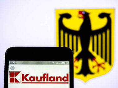 Bu fotoğrafta bir Die Kaufland Stiftung & Co. Kg logosu