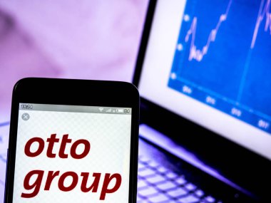 Bu fotoğraf illüstrasyonunda, otto grubu logosu