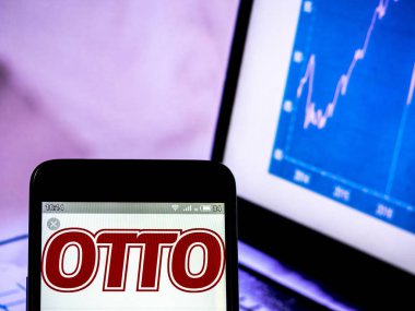 Bu fotoğraf illüstrasyonunda, otto grubu logosu