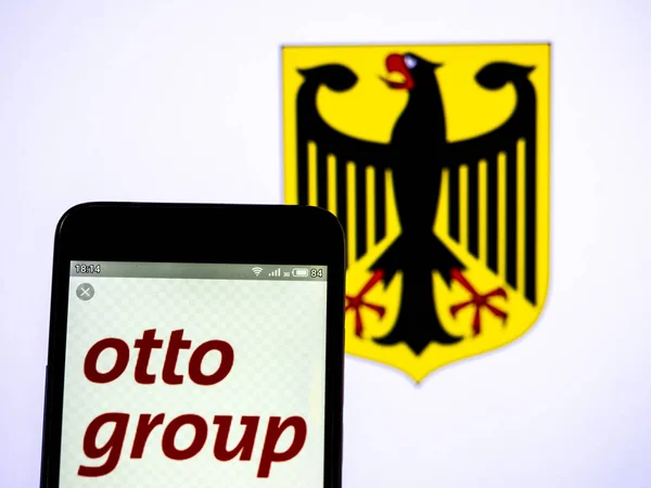 Kiew, Ukraine - 18. April 2019: Auf dieser Foto-Illustration ist ein Logo der Gruppe auf einem Smartphone zu sehen — Stockbild Auf dieser Foto-Illustration ein otto-Gruppenlogo, das auf einem — Stockfoto