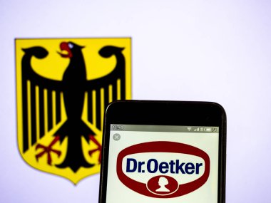 Bu fotoğraf illüstrasyonbir Dr Oetke logosu bir görüntülenen görüntülenen