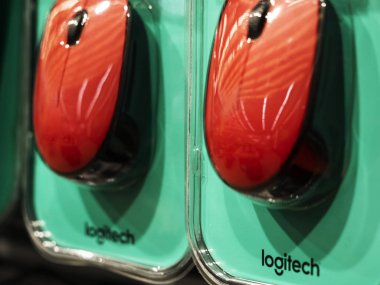 Logitech fareler mağazada rafta
