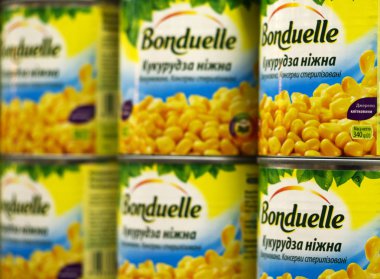Mağazada rafta tatlı mısır Bonduelle cans