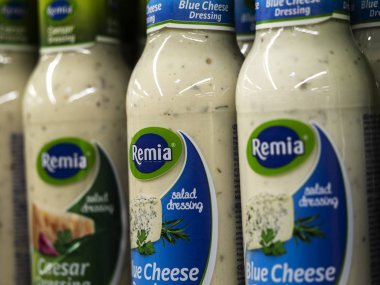 Mağazada rafta Ramaya peynir soslu şişeler