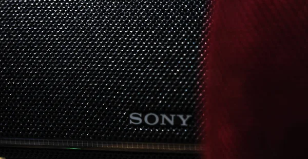 Sony Speakers на лавочке в магазине — стоковое фото
