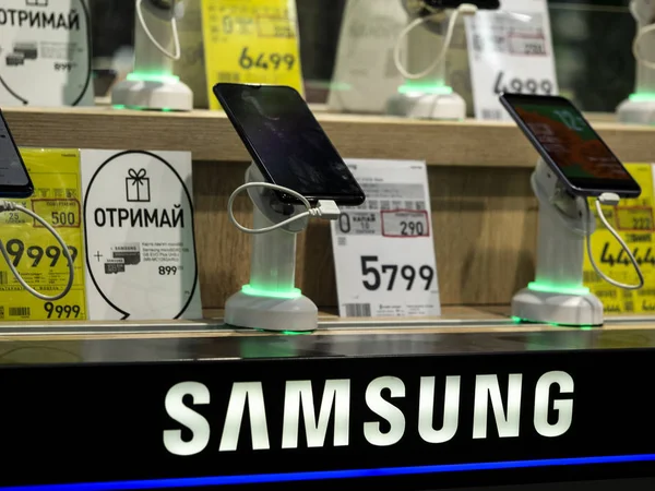 Smarttelefony Samsung na polici v obchodě — Stock fotografie