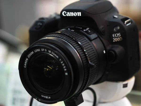 Mağazada rafta Canon Eos 200d dlsr kamera — Stok fotoğraf