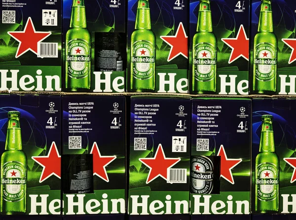 Bir süpermarkette Heineken bira kutuları