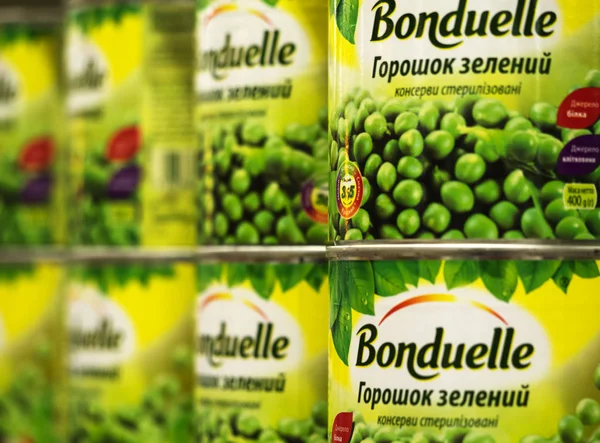 Mağazada rafta yeşil bezelye Bonduelle ile Cans — Stok fotoğraf