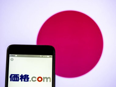 Bu fotoğraf illüstrasyon bir Kakaku.com, Inc logosu ekran görüldü