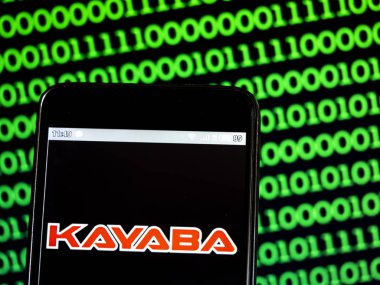 Bu fotoğraf illüstrasyonbir Kayaba Sanayi logosu displaye görüldü