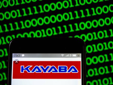 Bu fotoğraf illüstrasyonbir Kayaba Sanayi logosu displaye görüldü