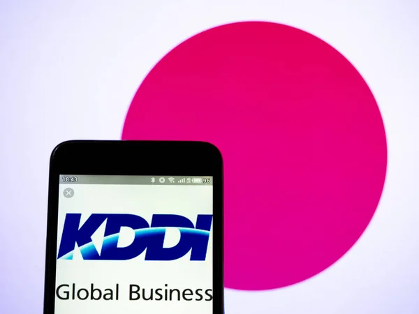 In deze foto illustratie een KDDI Corporation logo gezien — Stockfoto