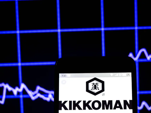 Nesta foto ilustração um logotipo Kikkoman Corporation visto disp — Fotografia de Stock