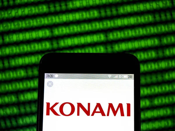 Dans cette illustration photo un logo Konami Holdings Corporation se — Photo